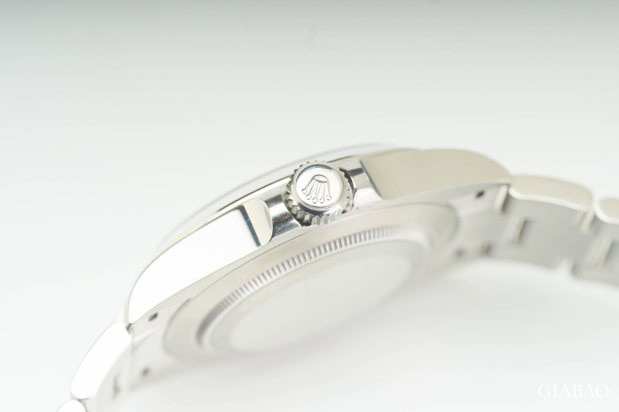 Cạnh vỏ và crown guard của Rolex Air-King 126900