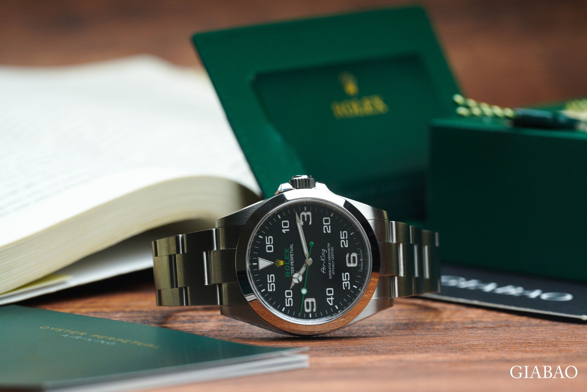Mặt số Rolex Air-King 126900 trong bộ ảnh Gia Bảo
