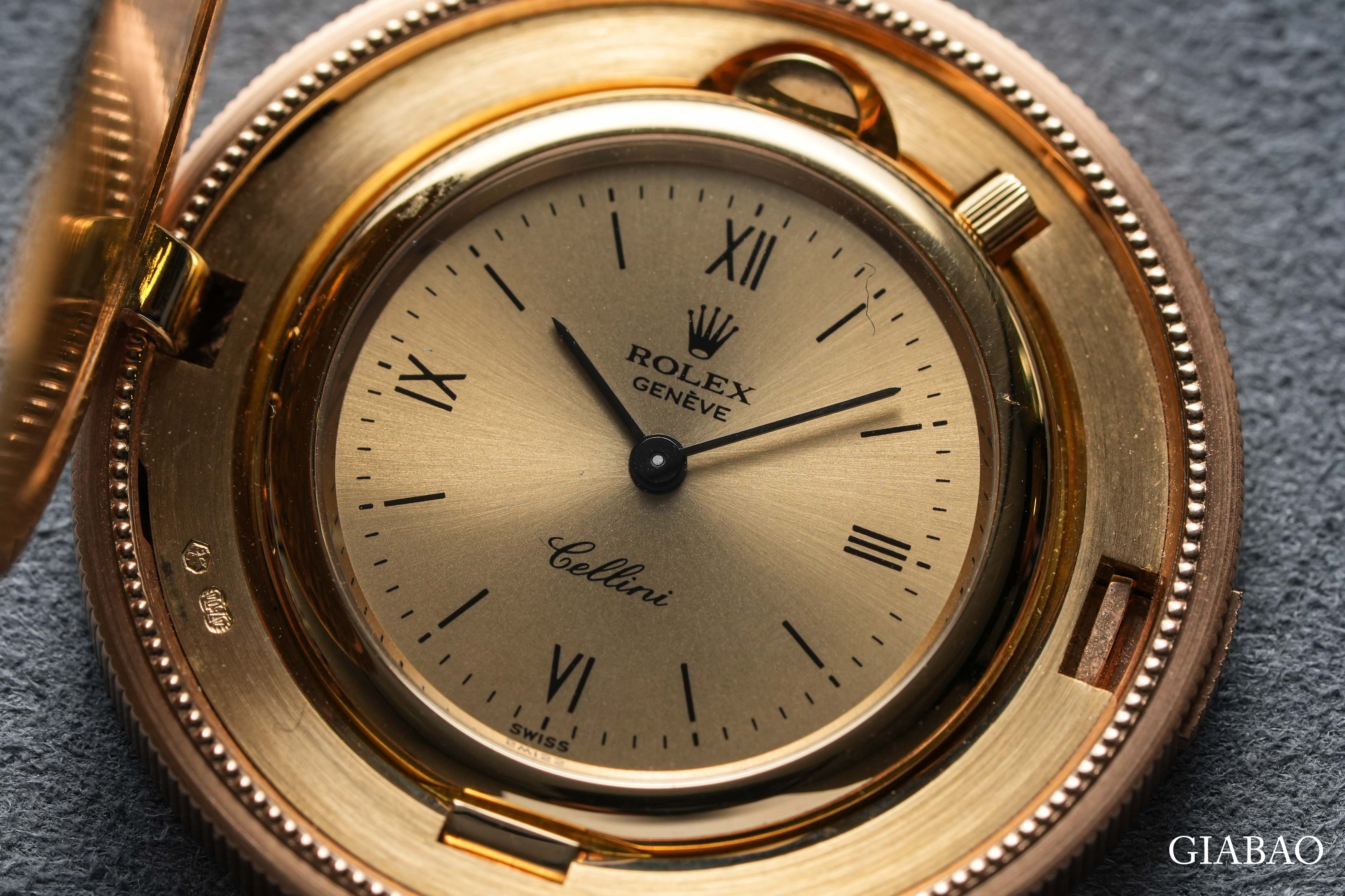 Mặt Rolex Cellini Coin 3612 nằm bên trong đồng vàng