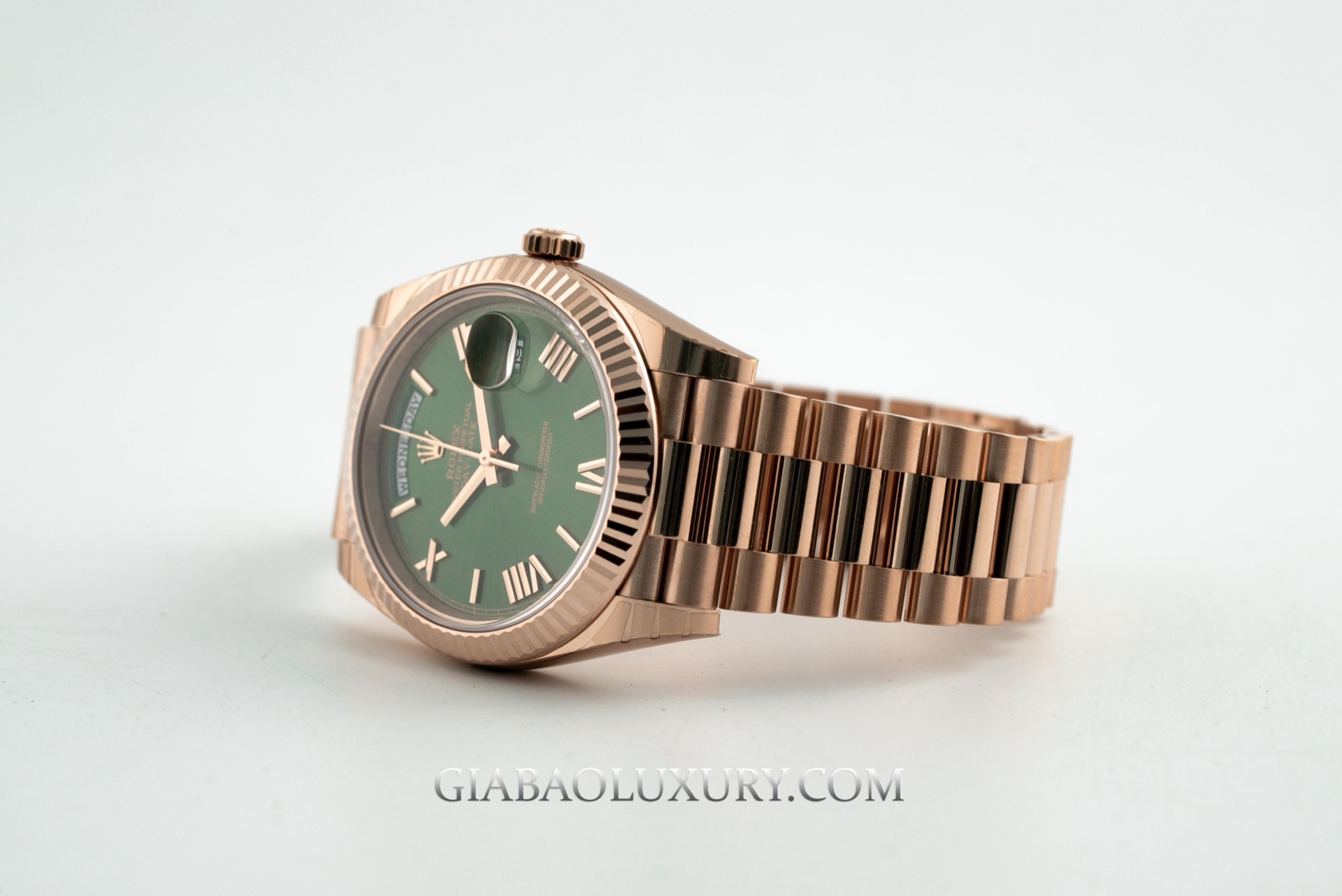 Rolex Day-Date 40 reference 228235 vàng Everose mặt xanh olive và dây President, ảnh Gia Bảo