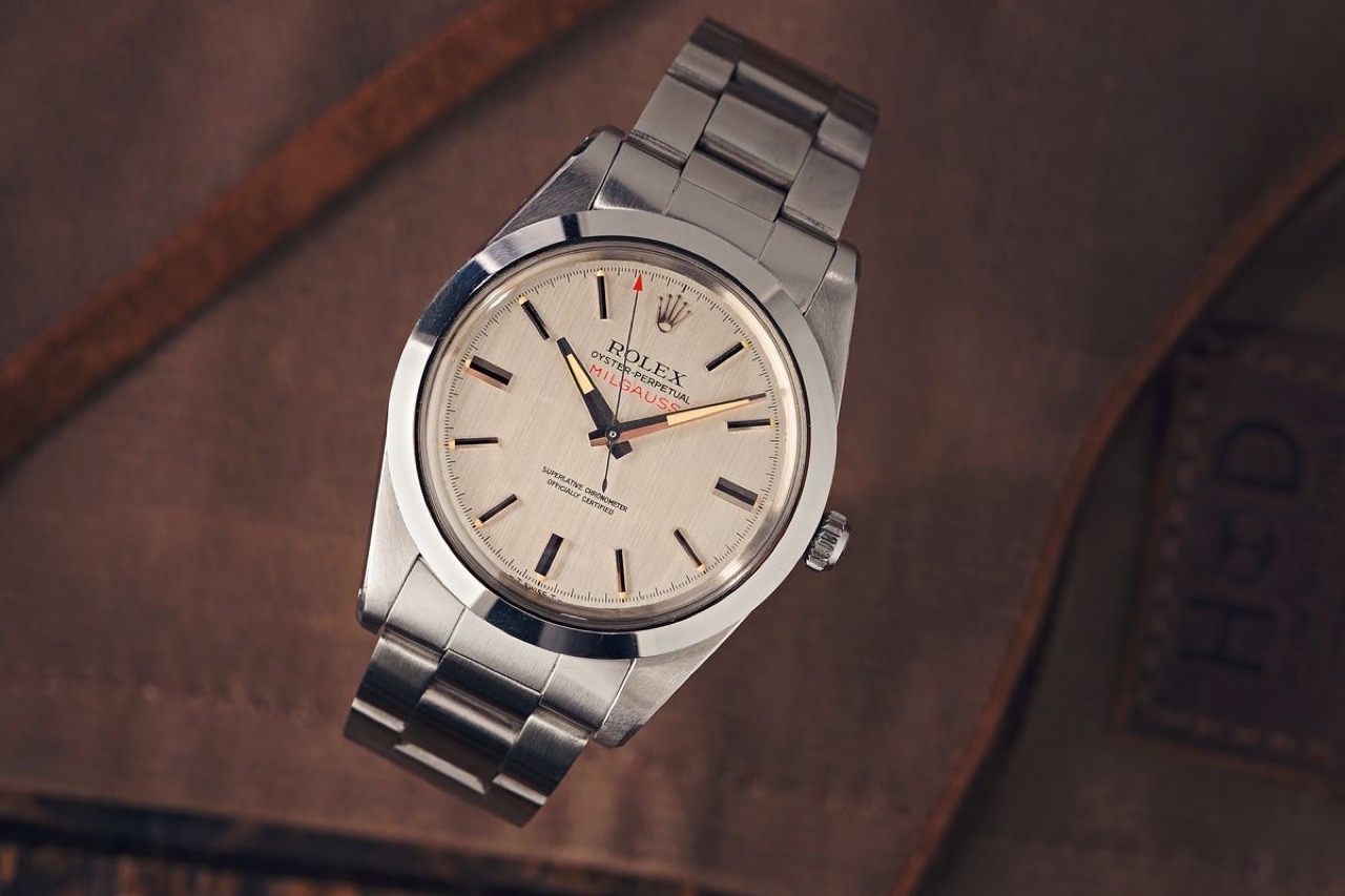 Rolex Milgauss 1019 mặt bạc với kim giây đầu đỏ