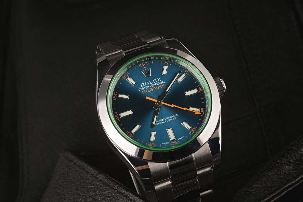 Rolex Milgauss 116400GV mặt Z-Blue dưới ánh sáng