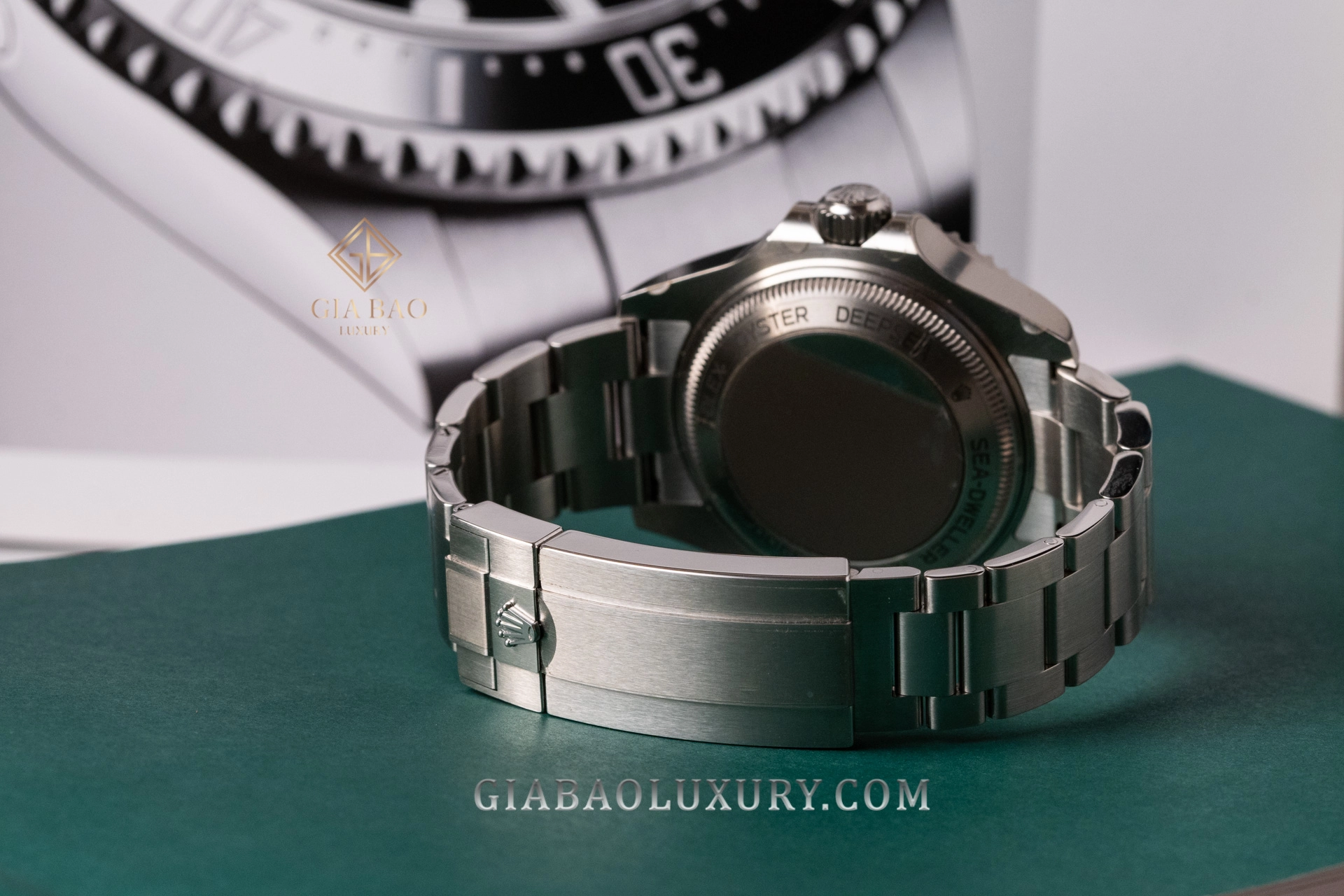 Nắp đáy và khóa Rolex Deepsea 126660 tại Gia Bảo