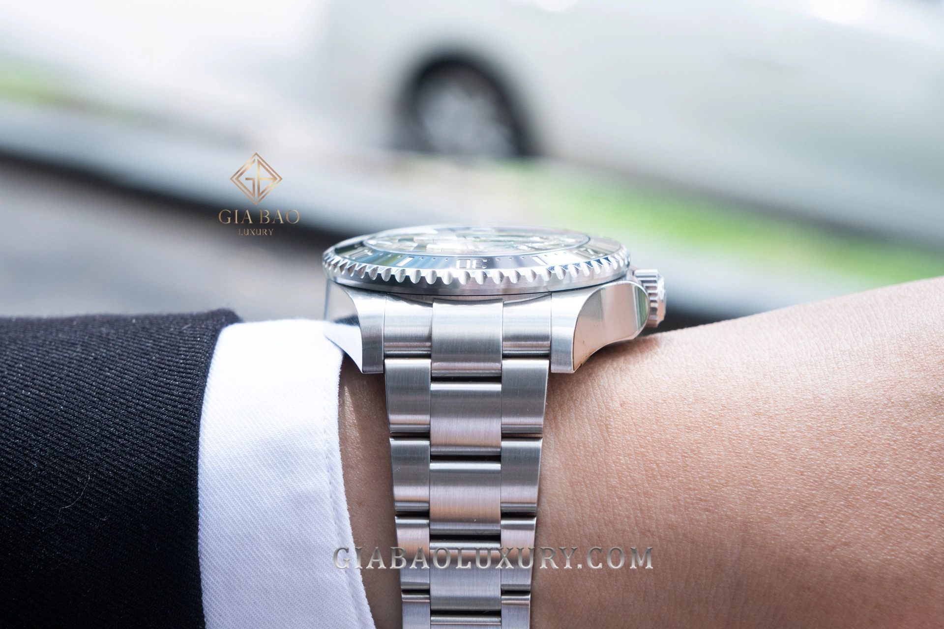 Rolex Deepsea 126660 nhìn ngang trên cổ tay tại Gia Bảo