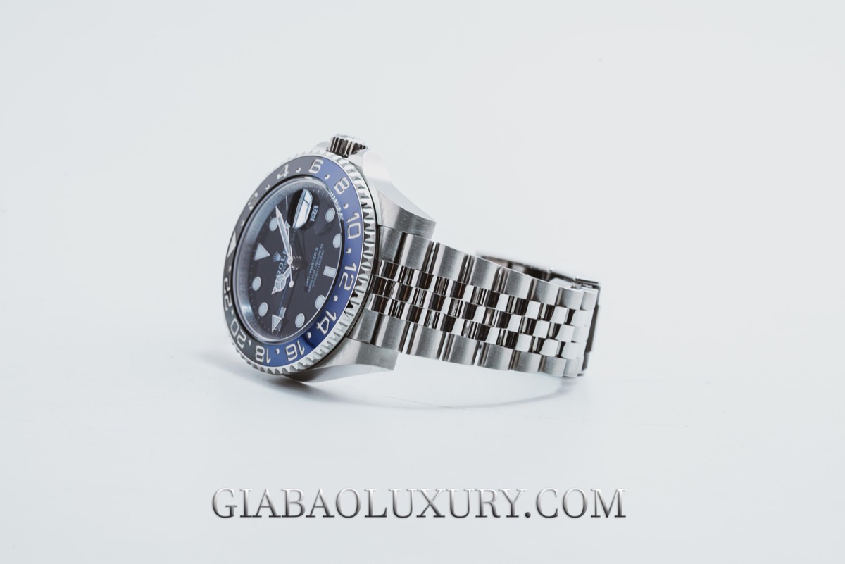 Rolex GMT-Master II 126710BLNR trên nền sáng