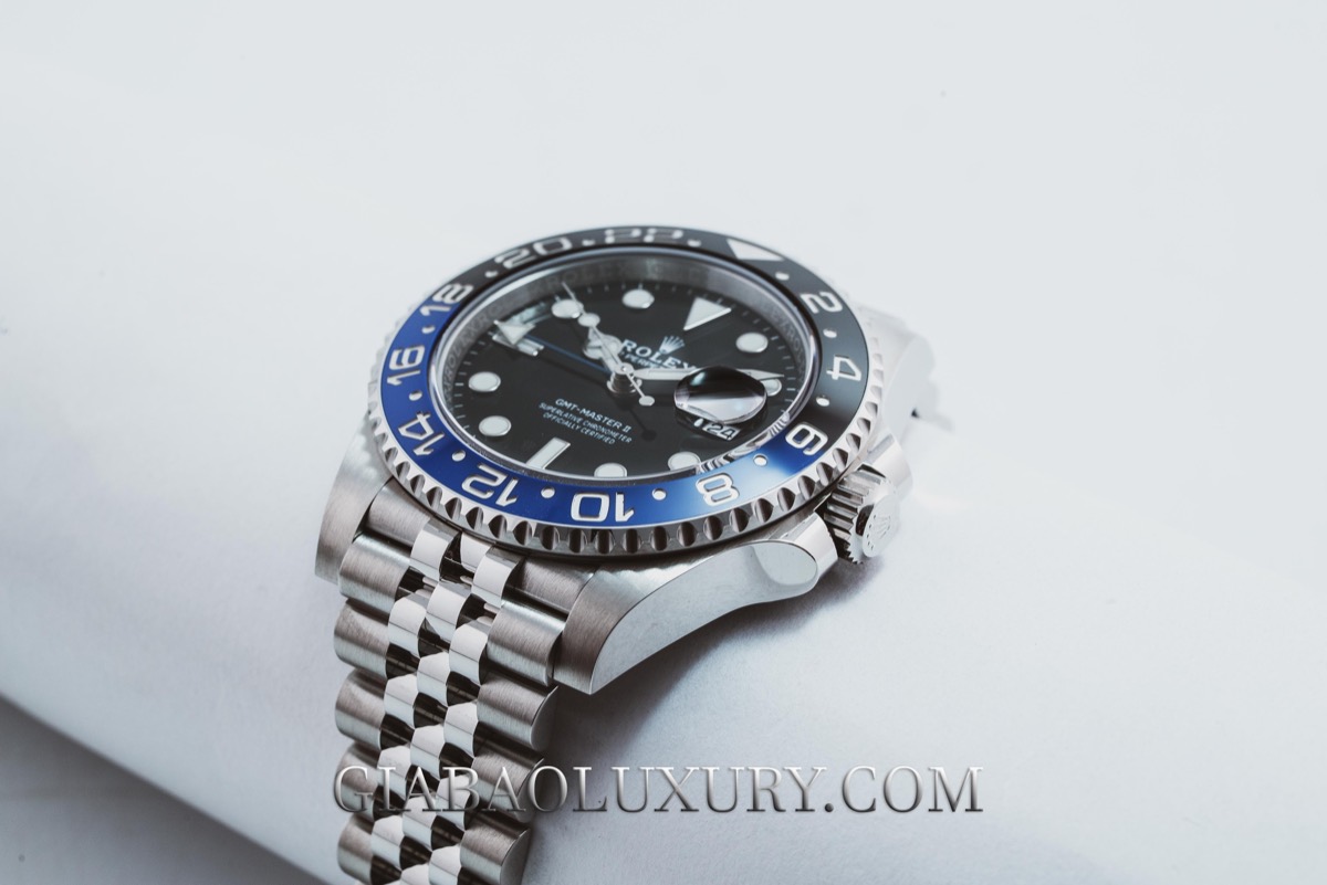 Cạnh vỏ có núm Rolex chụp rõ đường vỏ và núm