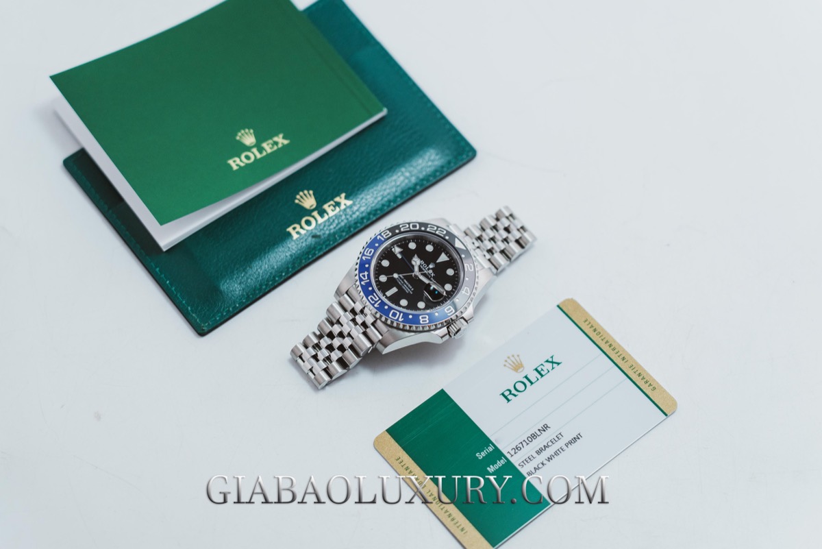 Rolex cùng hộp và phụ kiện được chụp để lập hồ sơ trước khi bán