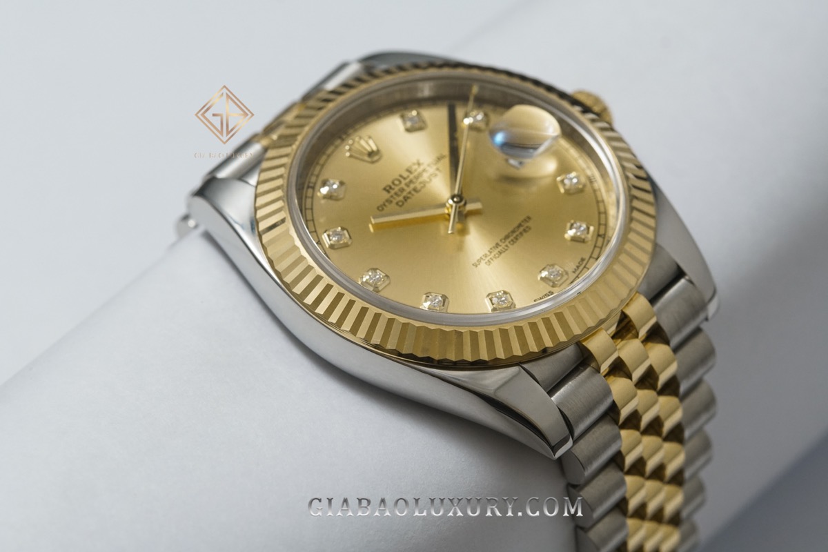 Cạnh vỏ đối diện không có núm của Rolex Datejust trong ảnh Gia Bảo