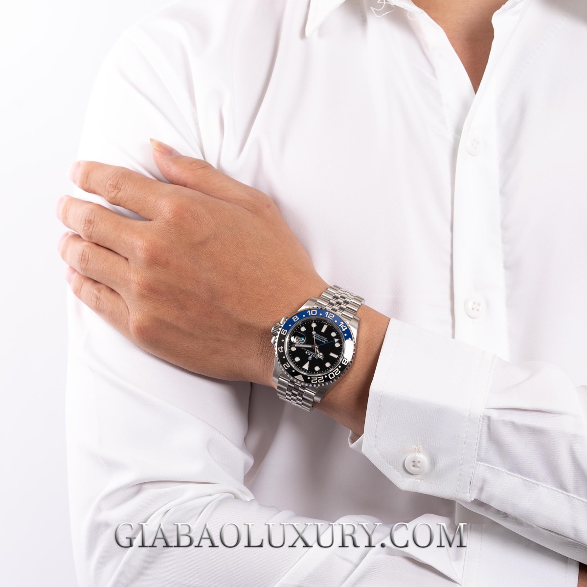 Rolex GMT-Master II được đeo trên cổ tay trong ánh sáng tự nhiên