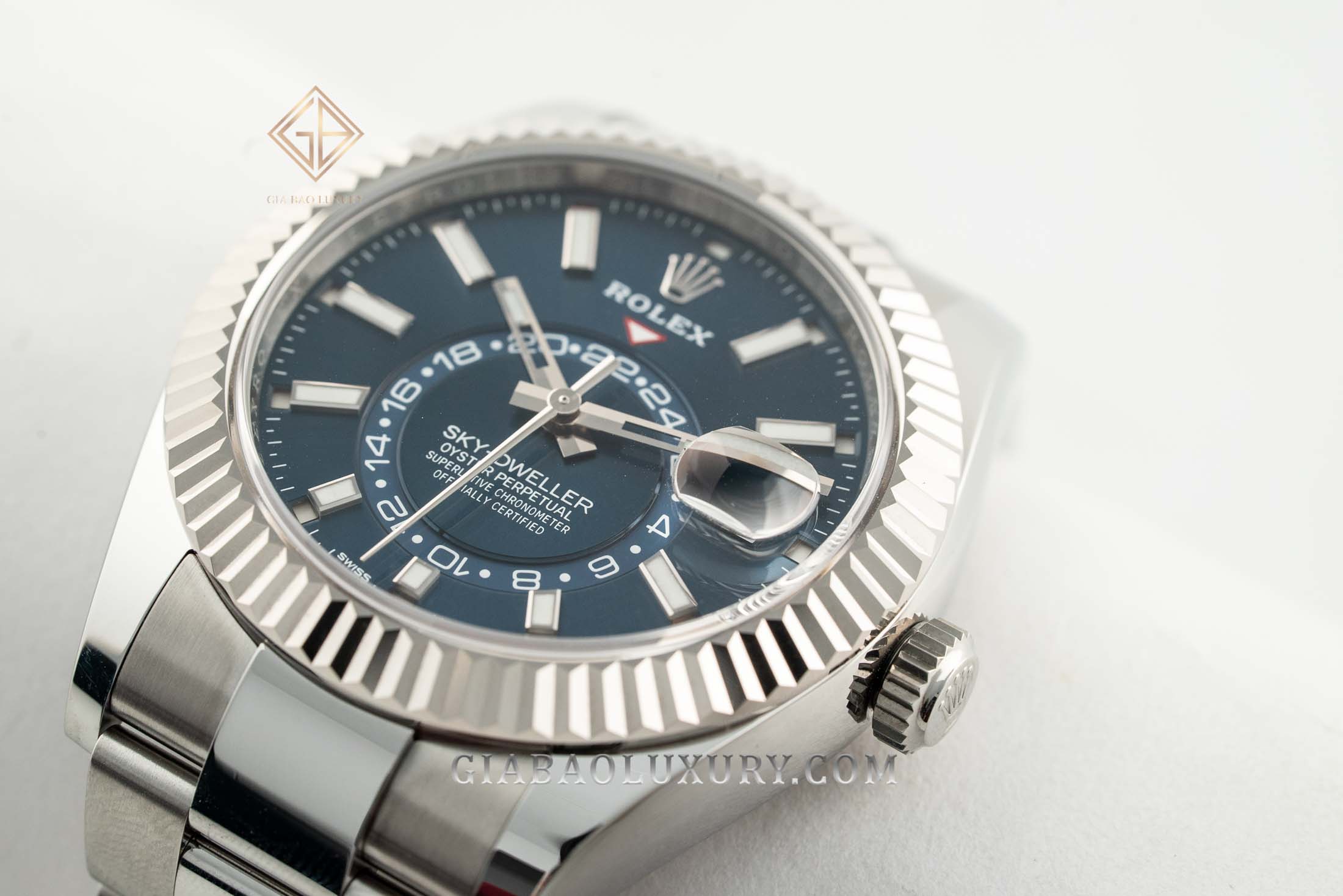 Rolex Sky-Dweller 326934 mặt xanh chụp cạnh vỏ tại Gia Bảo