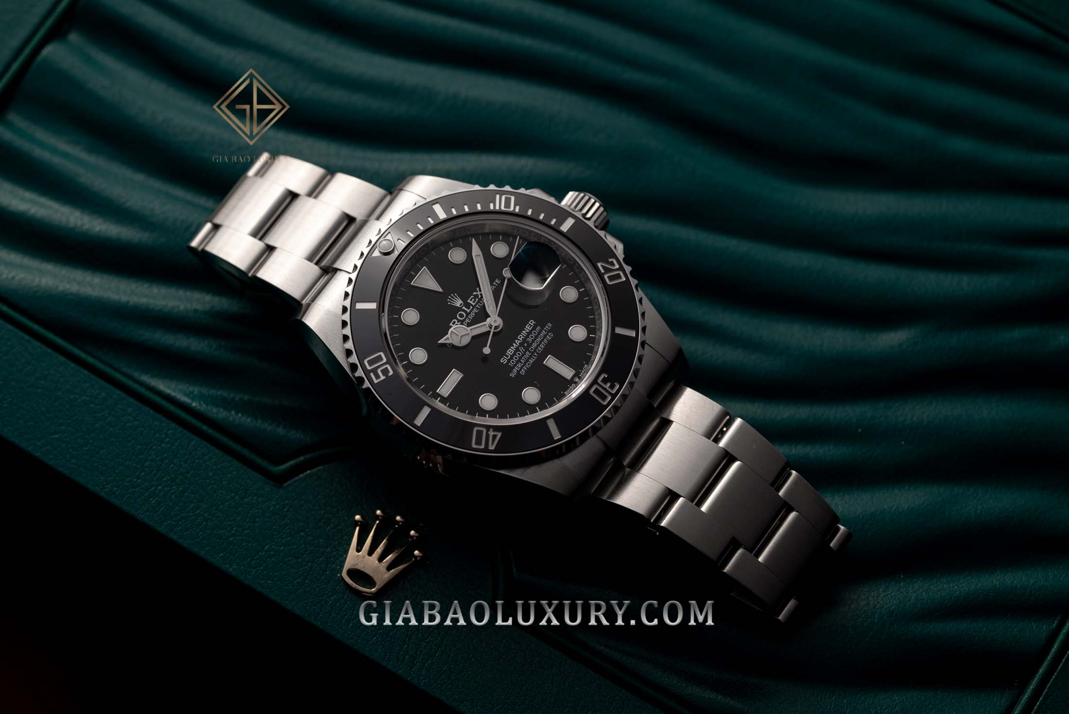 Rolex Submariner Date 126610LN mặt đen trên nền xanh, ảnh Gia Bảo