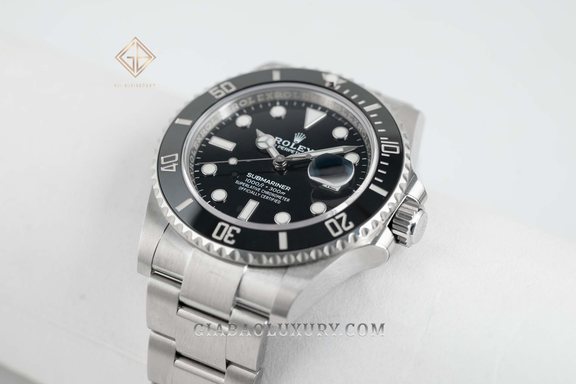 Cạnh vỏ và núm Triplock của Rolex Submariner Date 126610LN, ảnh Gia Bảo