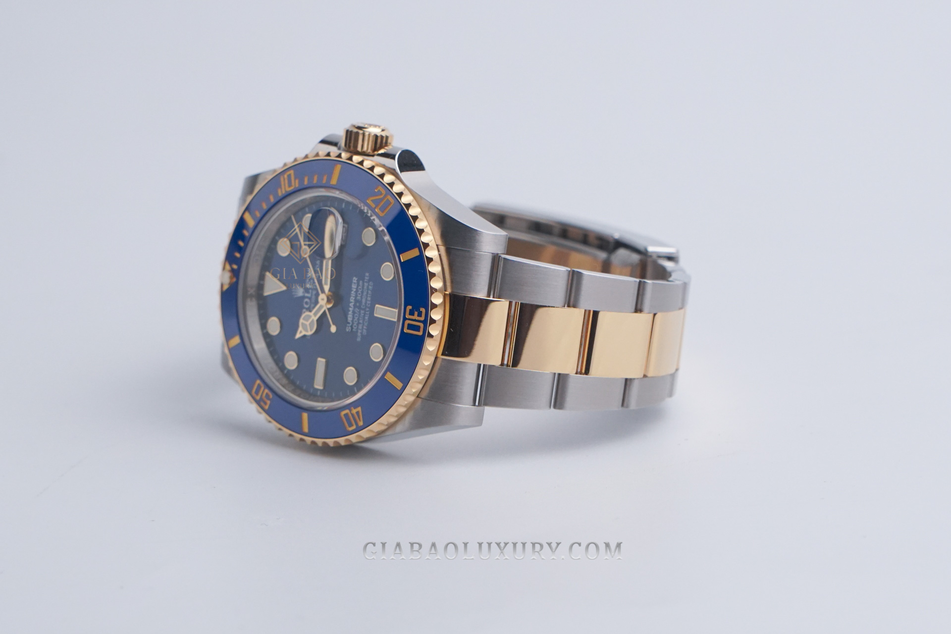 Rolex Submariner 126613LB thép và vàng vàng mặt xanh nhìn nghiêng, ảnh Gia Bảo