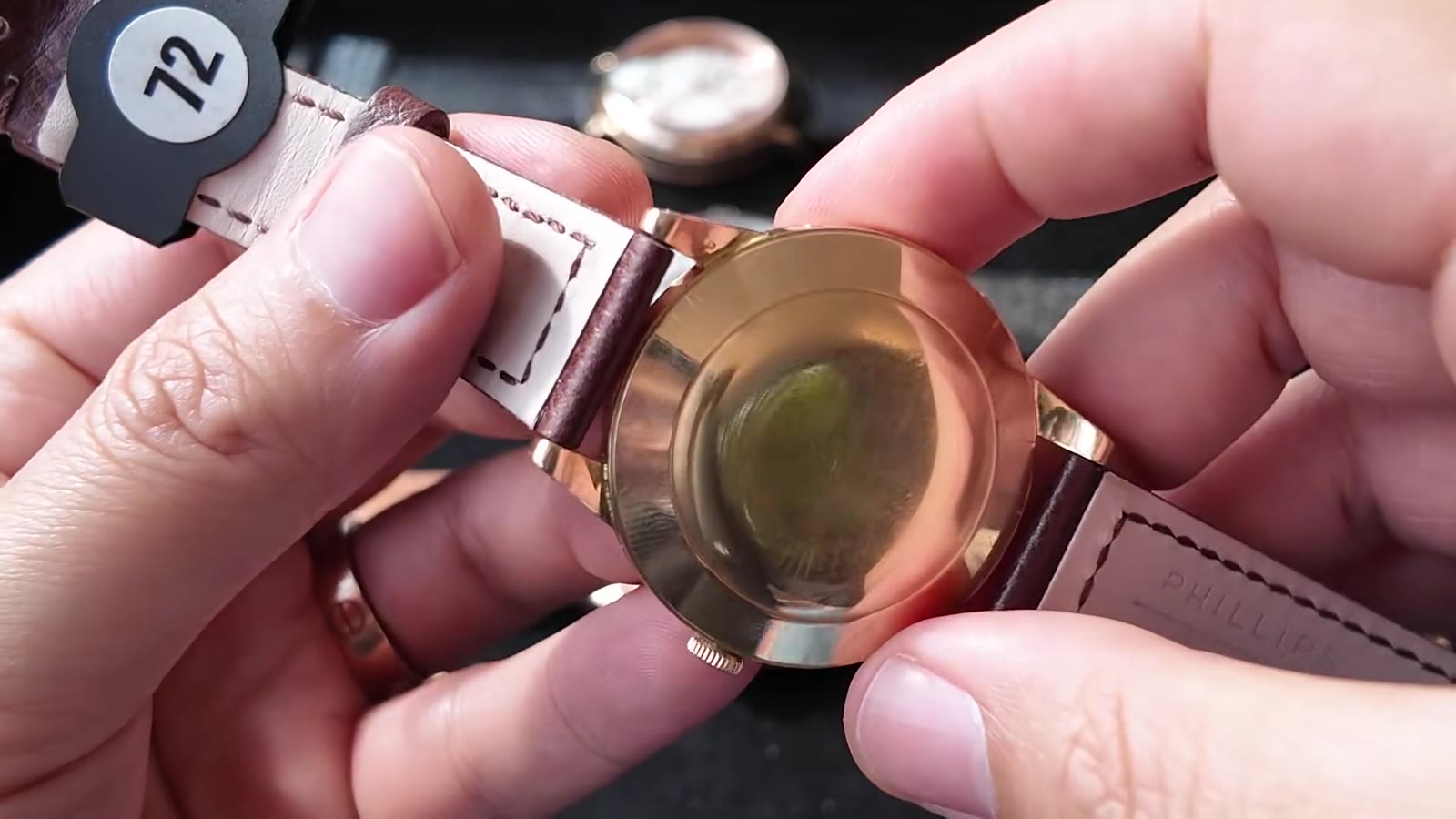 Đáy ngoài và cạnh vỏ Rolex 8171 Padellone trong video Gia Bảo