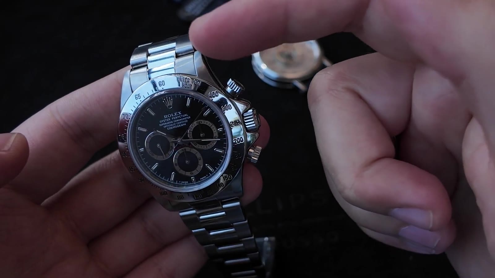 Cạnh núm và nút bấm chronograph Rolex Daytona 16520 Patrizzi trong video Gia Bảo