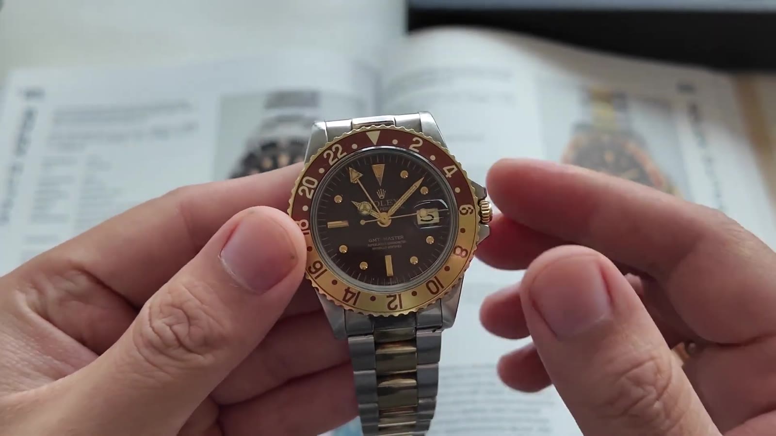 Rolex GMT-Master 1675 Root Beer với bezel nâu vàng và mặt số nâu trong video Gia Bảo