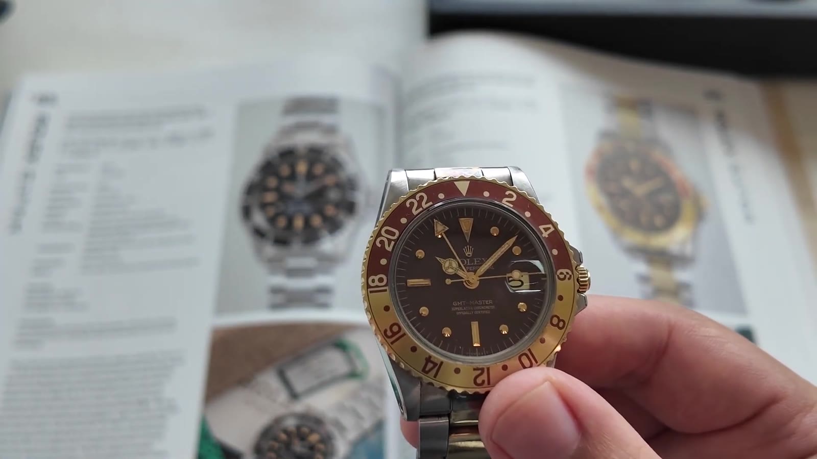 Rolex GMT-Master 1675 Root Beer trước tài liệu đối chiếu trong video Gia Bảo